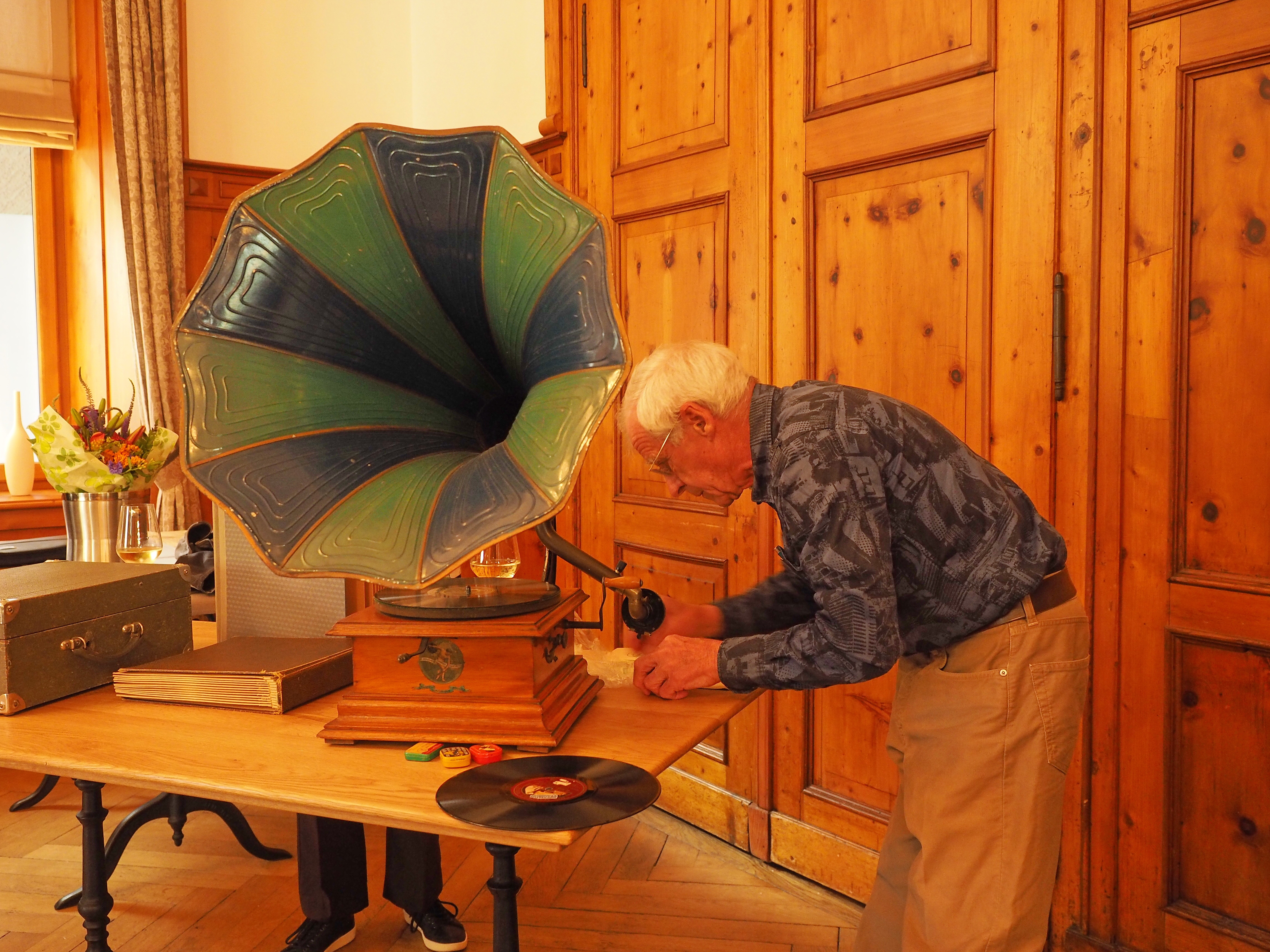 JV 16, HP. Coray mit Trichtergrammophon